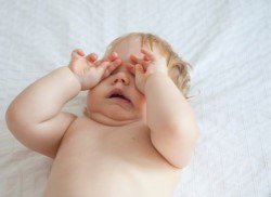 泣いて起きる「起きぐずり」の原因・予防・対処法